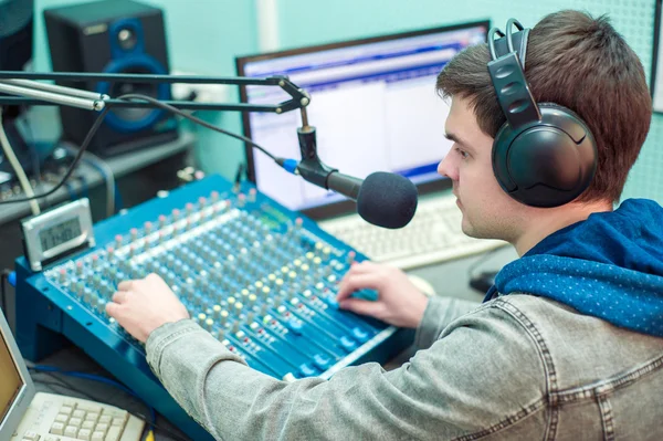 Adam portre radyo Dj