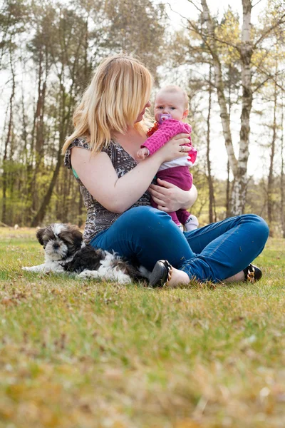 Mor og hennes lille jente – stockfoto