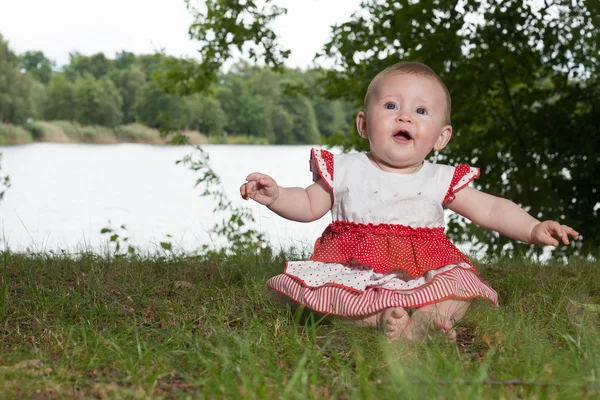 Baby near the lake — Stock Photo, Image