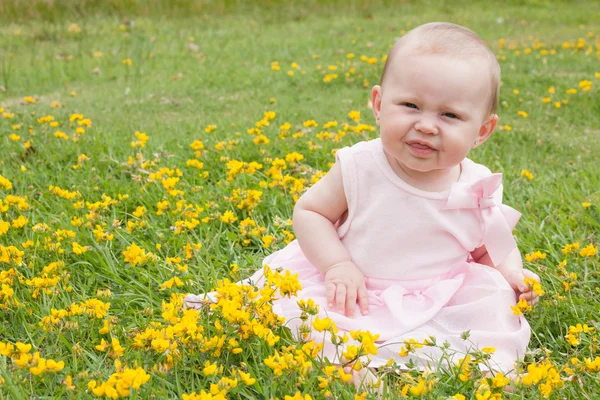 Süßes Baby auf dem Feld — Stockfoto