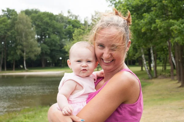 Mädchen und ein Baby — Stockfoto