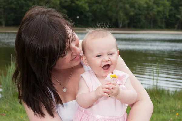 Mamma baby och blomman — Stockfoto