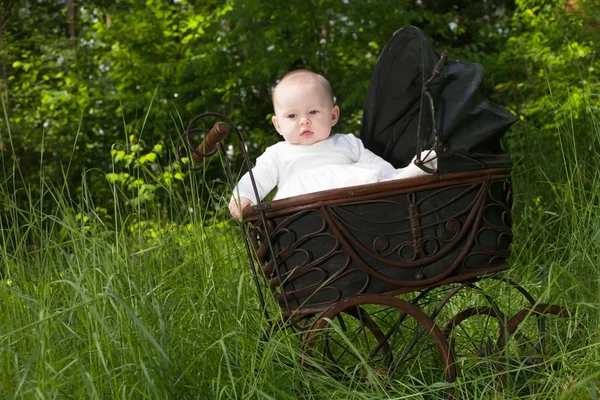 Natürliches Baby in weiß — Stockfoto