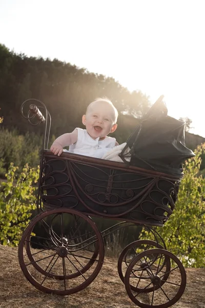 Glad tjej i hennes barnvagn — Stockfoto