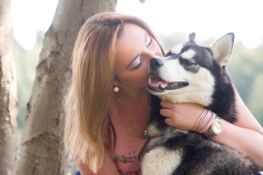 köpek ile sarılma