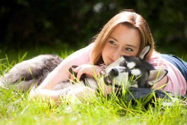 köpeğiyle oynuyor