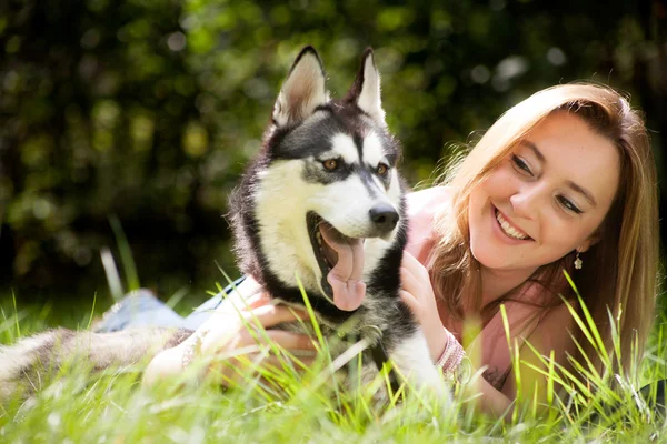 Alerta perro y su dueño — Foto de Stock