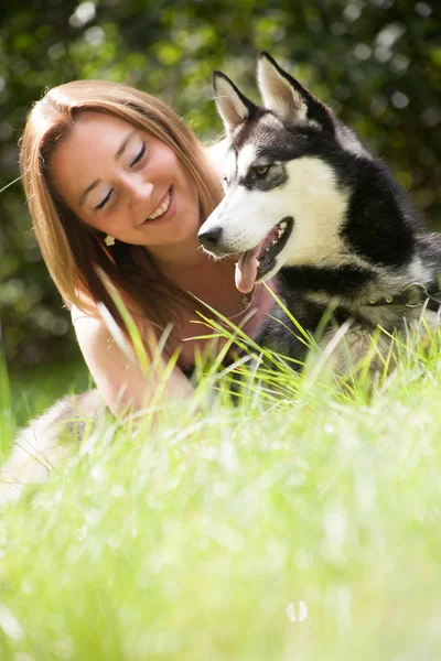 Sorriso con il suo cane — Foto Stock