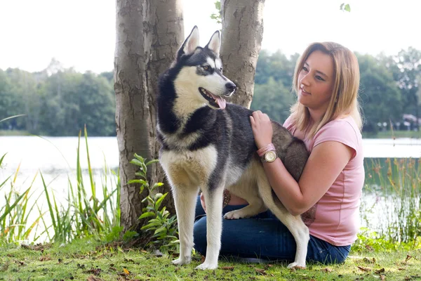 Petting the dog — Stock Photo, Image