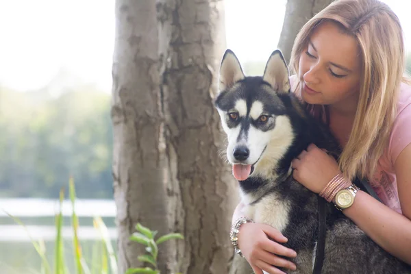 Meisje houdt van haar hond — Stockfoto