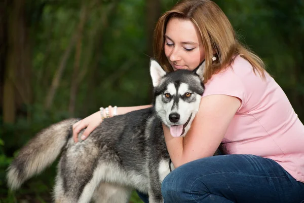 Älska hennes hund — Stockfoto