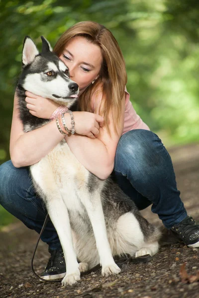 Knuffelen met haar hond — Stockfoto