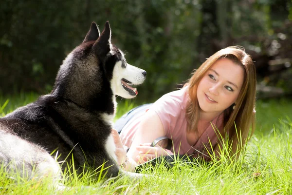 Vrouw en haar hond — Stockfoto