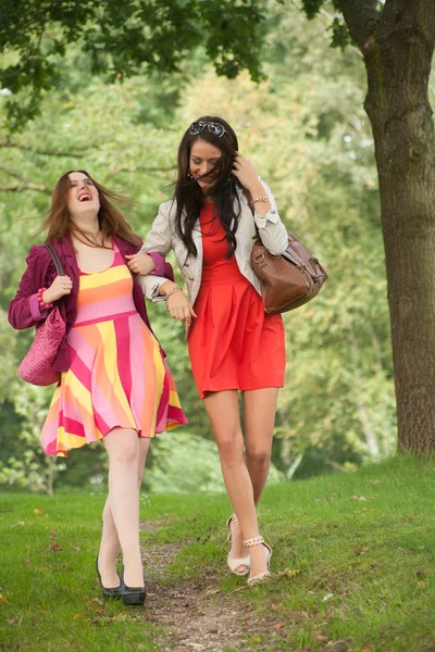 Leende och promenader — Stockfoto