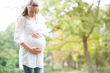 Kadın doğada bekliyor
