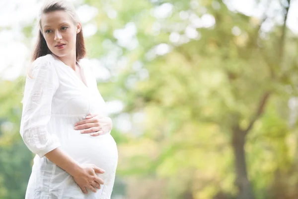 Esperando mujer en la naturaleza — Foto de Stock