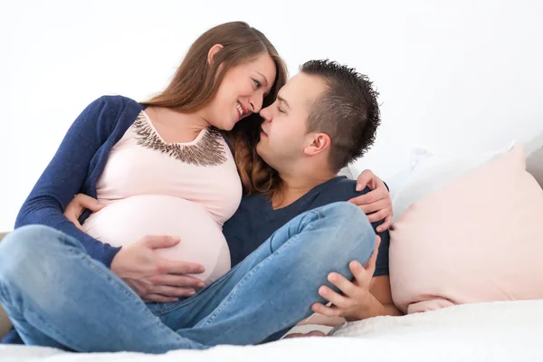 Милая молодая беременная пара — стоковое фото