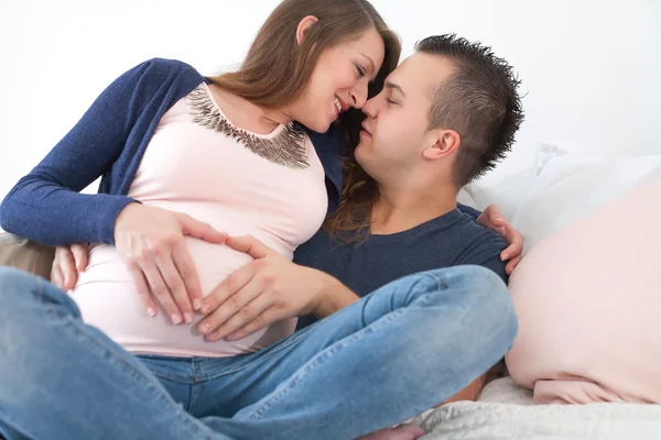 Pregnant couple with heart shape — Stock Photo, Image