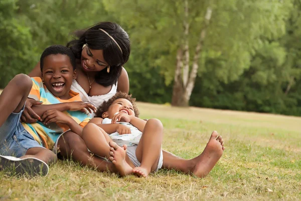 Mãe brinca com seus filhos — Fotografia de Stock