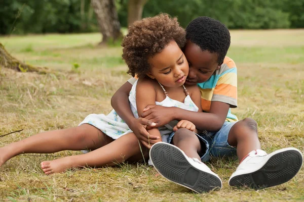 Großer Bruder kümmert sich um seine Schwester — Stockfoto