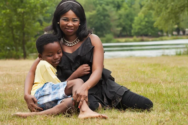 Madre africana e hijo soñador — Foto de Stock