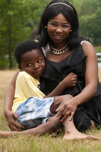 Ritratto di madre e figlio africani — Foto Stock