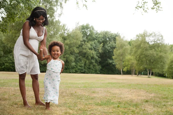 Africana chica y madre se divierten — Foto de Stock