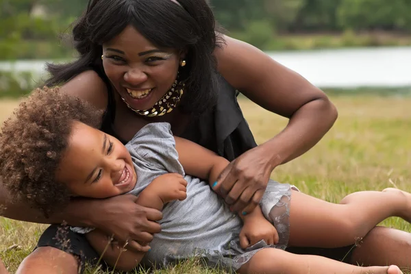 Africana madre está jugando con su chica —  Fotos de Stock