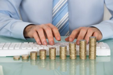 İşadamı klavye üzerinde çalışma