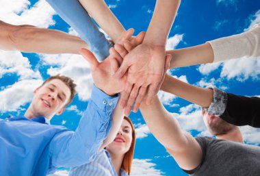 arkadaşlar elinde yığınlama 