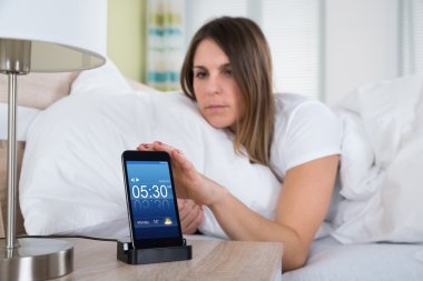 Alarm Snoozing yatakta kadın