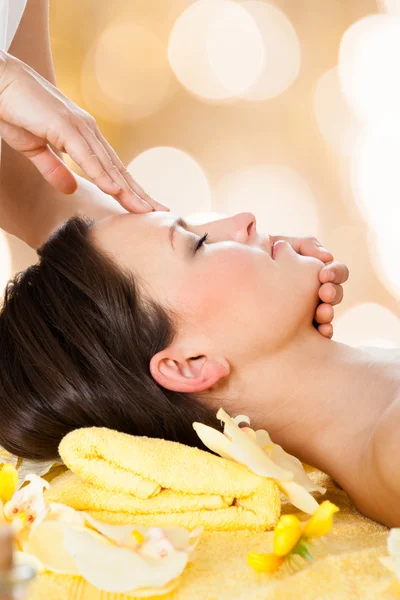 Woman Receiving Head Massage — Stock Photo, Image