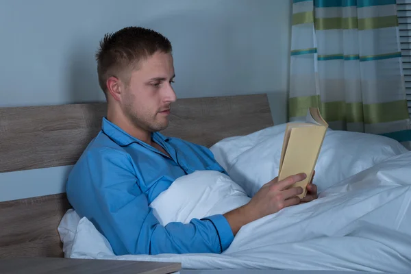 Hombre leyendo libro — Foto de Stock