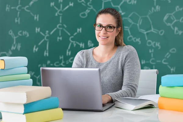 Mulher usando laptop — Fotografia de Stock