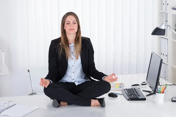 Geschäftsfrau macht Yoga im Büro — Stockfoto