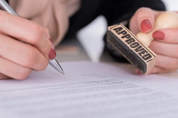 Hand mit Stift und genehmigtem Stempel — Stockfoto