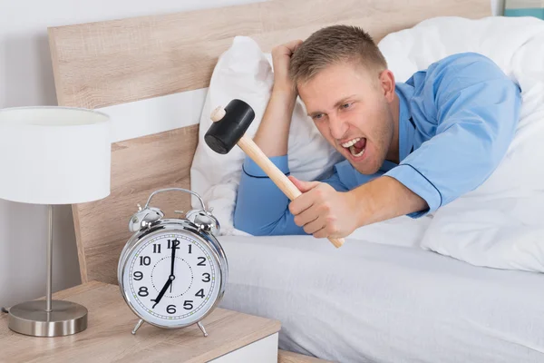 Man Smashing Alarm met hamer — Stockfoto