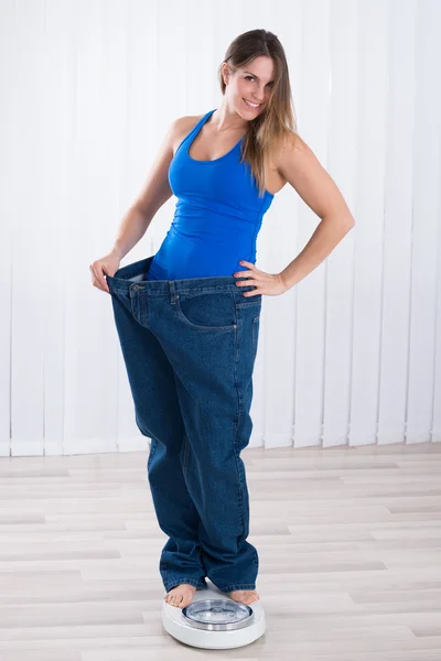 Woman In Oversized Jeans — Stock Photo, Image