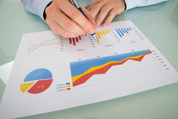 Üzletember, grafikonok elemzése — Stock Fotó