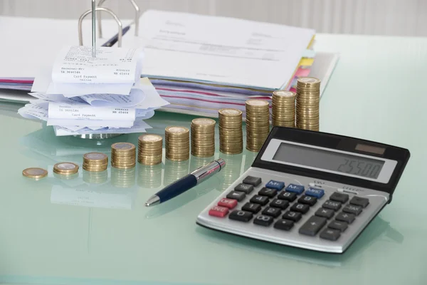 Taschenrechner und Geld auf dem Schreibtisch — Stockfoto