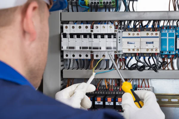 Técnico verificando Fusebox — Fotografia de Stock