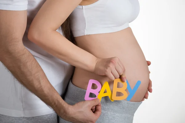 Έγκυος γυναίκα με σύζυγο — Φωτογραφία Αρχείου