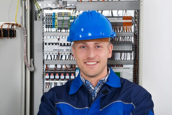 Gelukkig jonge mannelijke elektricien — Stockfoto