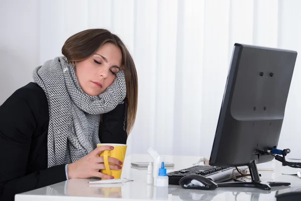 Femme d'affaires avec tasse de boisson chaude — Photo