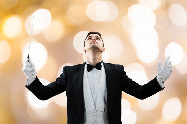 Музыкальный дирижер, смотрящий вверх
 