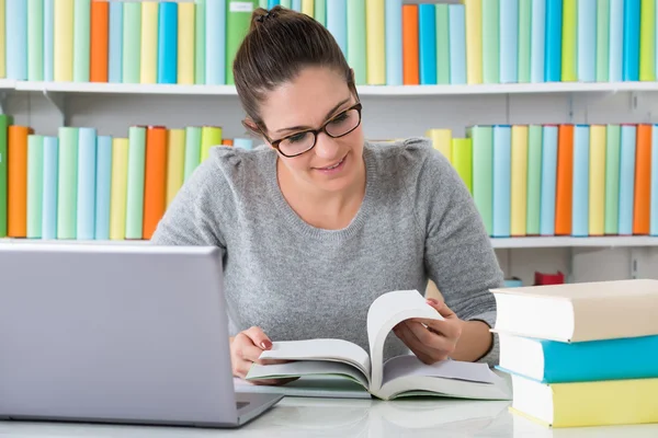 Vrouwelijk leesboek — Stockfoto