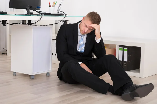 Hombre de negocios sentado en el suelo —  Fotos de Stock