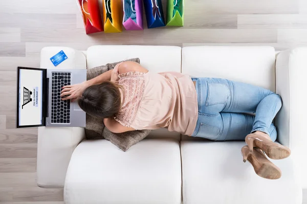 Frau kauft online auf Laptop ein — Stockfoto