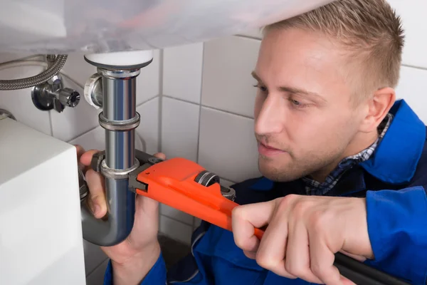 Plumber Fixing Sink — Stock Photo, Image