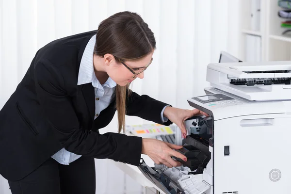 Businesswoman Fixing Copy Machine — Stock Photo, Image